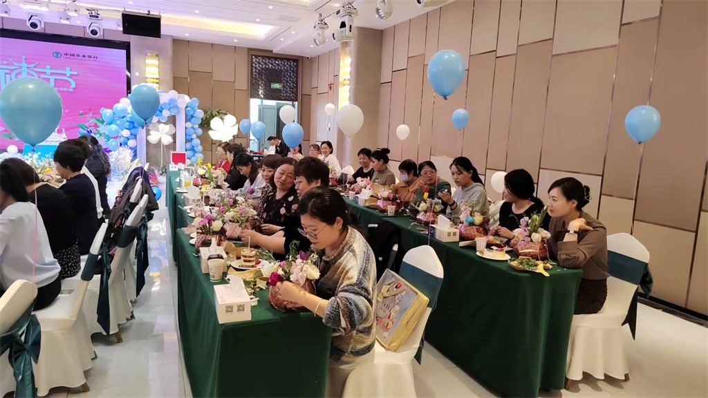 博思花藝婚慶教育，婚慶培訓，花藝培訓，插花培訓，花藝師培訓，主持人培訓，商務主持人培訓，花店運營培訓，花店全系統(tǒng)營銷，小白開花店，小白學主持，金璽棠婚慶酒店，金璽棠總部，鄭州金麻雀教育科技有限公司