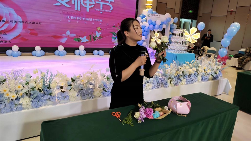 博思花藝婚慶教育，婚慶培訓，花藝培訓，插花培訓，花藝師培訓，主持人培訓，商務主持人培訓，花店運營培訓，花店全系統(tǒng)營銷，小白開花店，小白學主持，金璽棠婚慶酒店，金璽棠總部，鄭州金麻雀教育科技有限公司