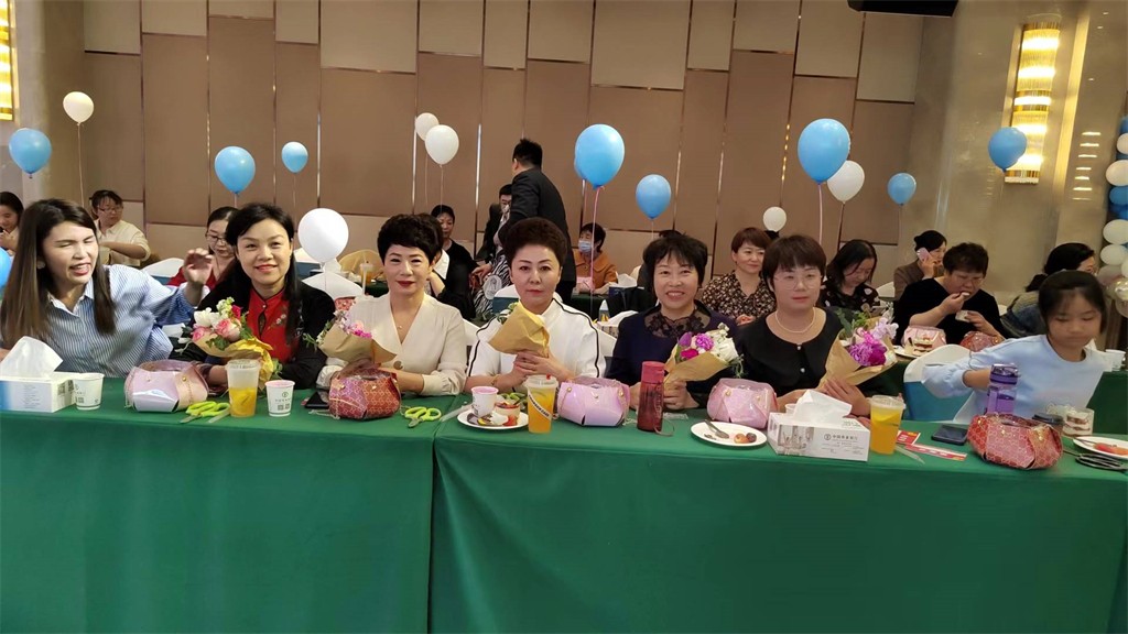 博思花藝婚慶教育，婚慶培訓，花藝培訓，插花培訓，花藝師培訓，主持人培訓，商務主持人培訓，花店運營培訓，花店全系統(tǒng)營銷，小白開花店，小白學主持，金璽棠婚慶酒店，金璽棠總部，鄭州金麻雀教育科技有限公司