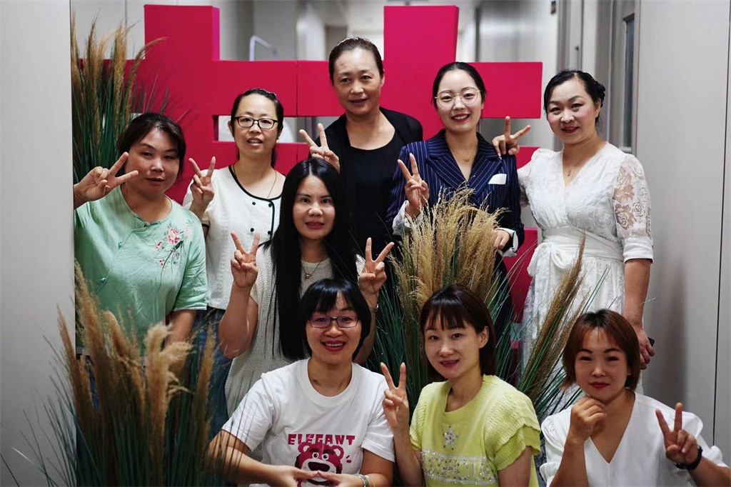 博思花藝婚慶教育，婚慶培訓(xùn)，花藝培訓(xùn)，插花培訓(xùn)，花藝師培訓(xùn)，主持人培訓(xùn)，商務(wù)主持人培訓(xùn)，花店運(yùn)營培訓(xùn)，花店全系統(tǒng)營銷，小白開花店，小白學(xué)主持，金璽棠婚慶酒店，金璽棠總部，鄭州金麻雀教育科技有限公司